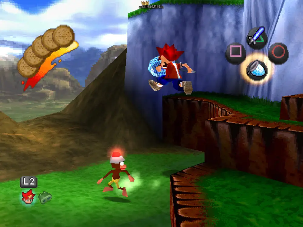 Captura de pantalla del videojuego Ape Escape para PlayStation, mostrando al protagonista Spike saltando hacia una plataforma mientras un mono con un casco rojo huye en un entorno montañoso.