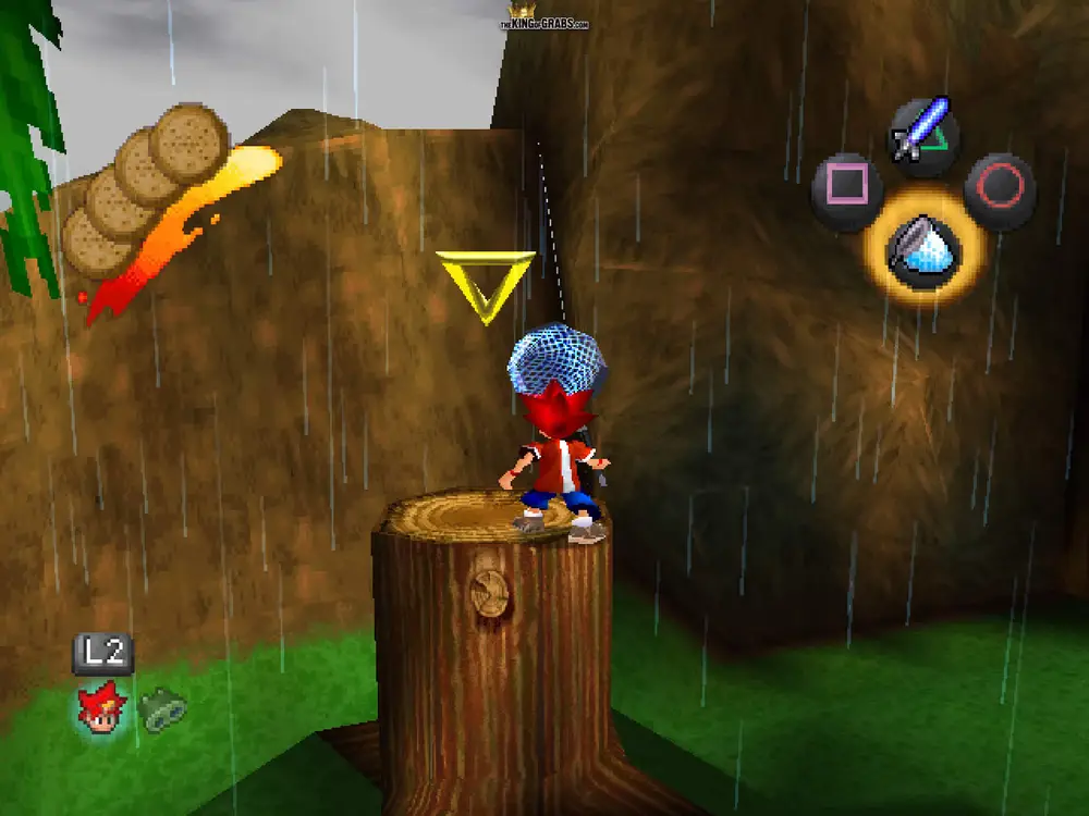 Spike, el protagonista de Ape Escape (PS1), se encuentra sobre un tronco bajo la lluvia, sosteniendo su red de captura mientras un marcador amarillo indica una acción.