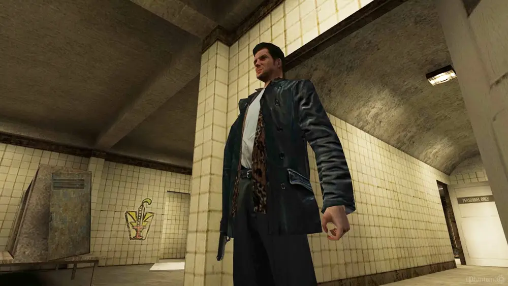 Max Payne de pie en una estación de metro con paredes de azulejos blancos, con una expresión seria y una pistola en su mano derecha.