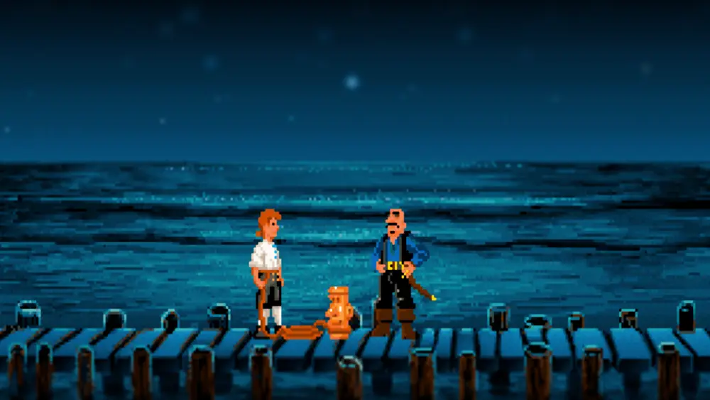 Guybrush Threepwood en el muelle junto a un hombre con sable y una pequeña estatua dorada, bajo un cielo estrellado frente al mar.